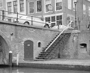 880639 Gezicht op de werftrap langs de Geertebrug over de Oudegracht te Utrecht, met op de achtergrond café Het Kroegje ...